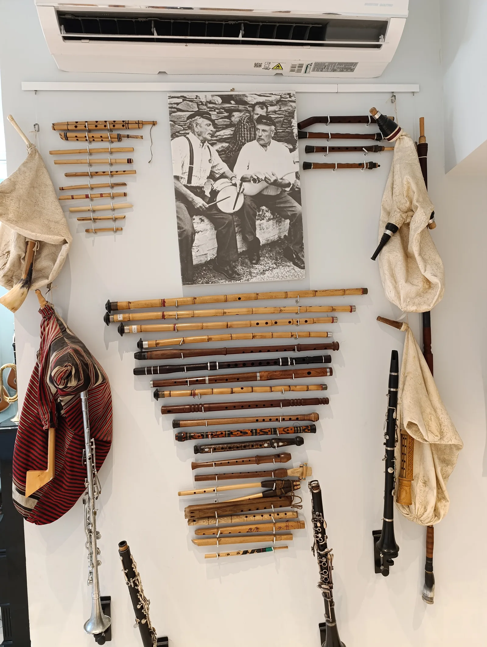 Atmosphere at Museum of musical instruments “Thirathen” Heraklion — travel photo