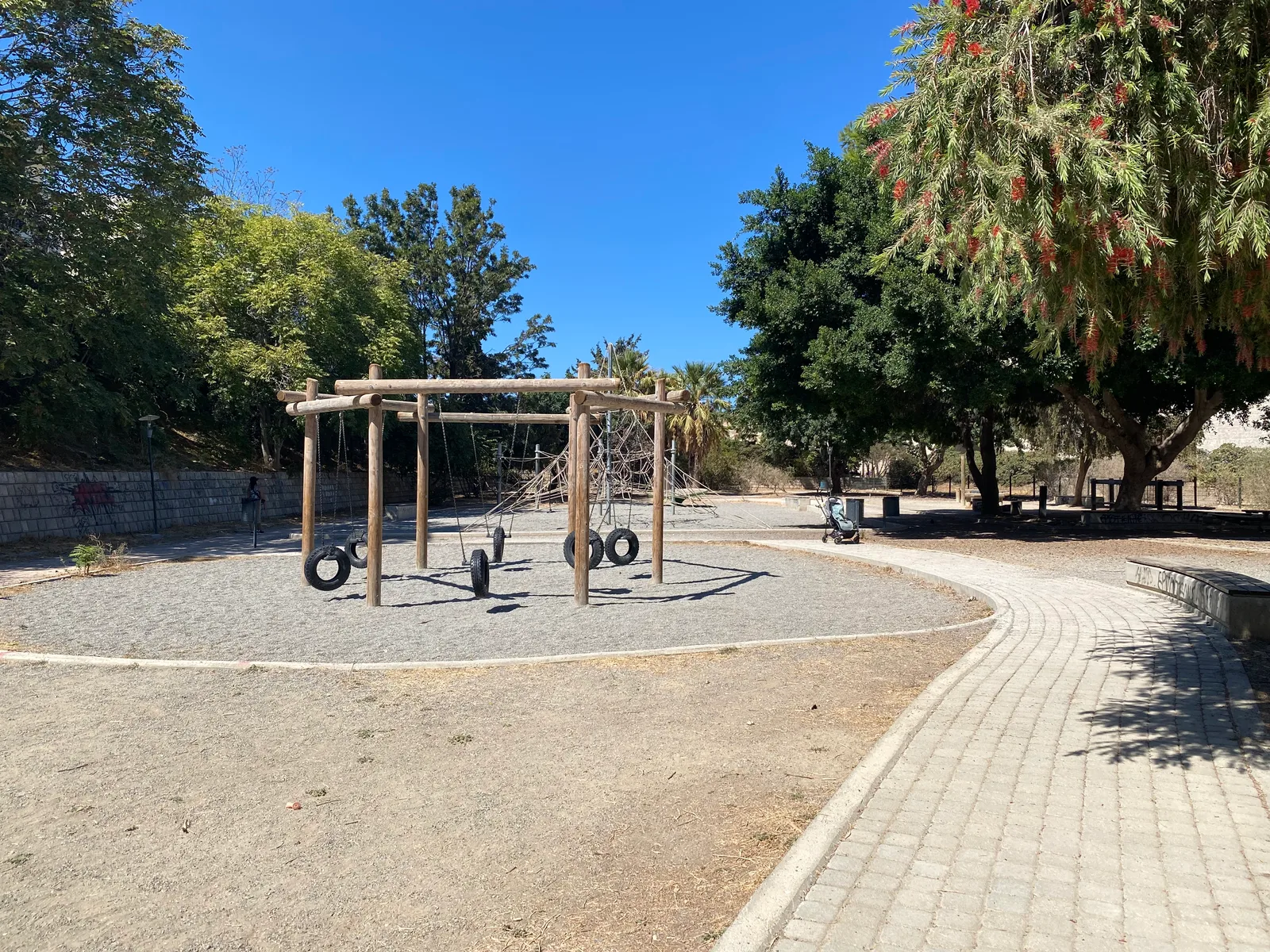 Details at Park Nikou Kazantzaki and Manou Chatzidaki Heraklion — travel photo