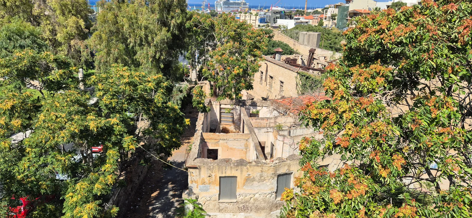 Main view at Statue of Eleftherios Venizelos Heraklion — travel photo