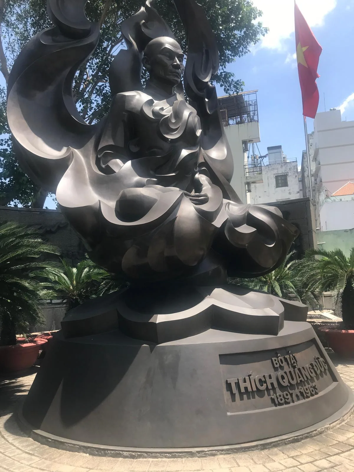 Details at Đài tưởng niệm Bồ tát Thích Quảng Đức Ho Chi Minh City — travel photo