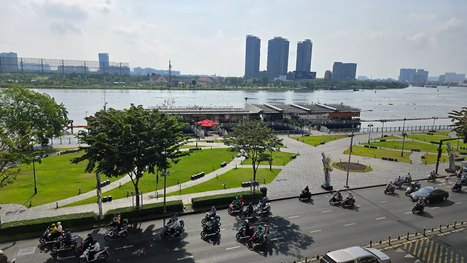 Main view at Bach Dang Quay Park Ho Chi Minh City — travel photo