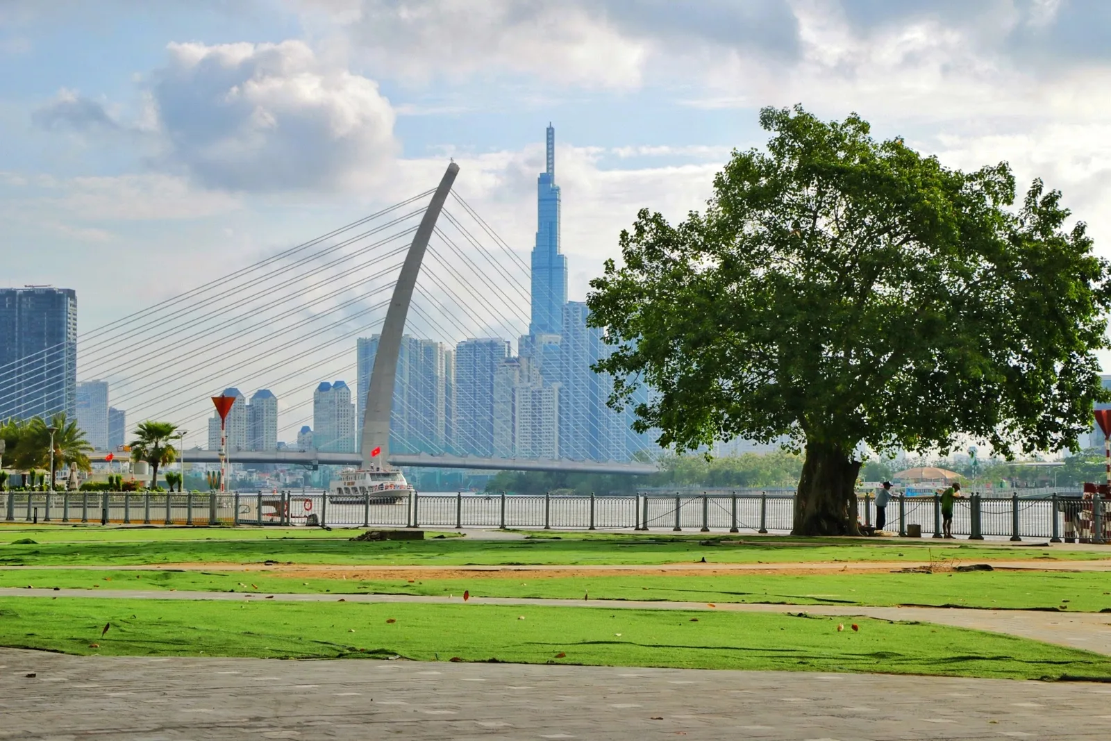 Bach Dang Quay Park — romantic guide Ho Chi Minh City