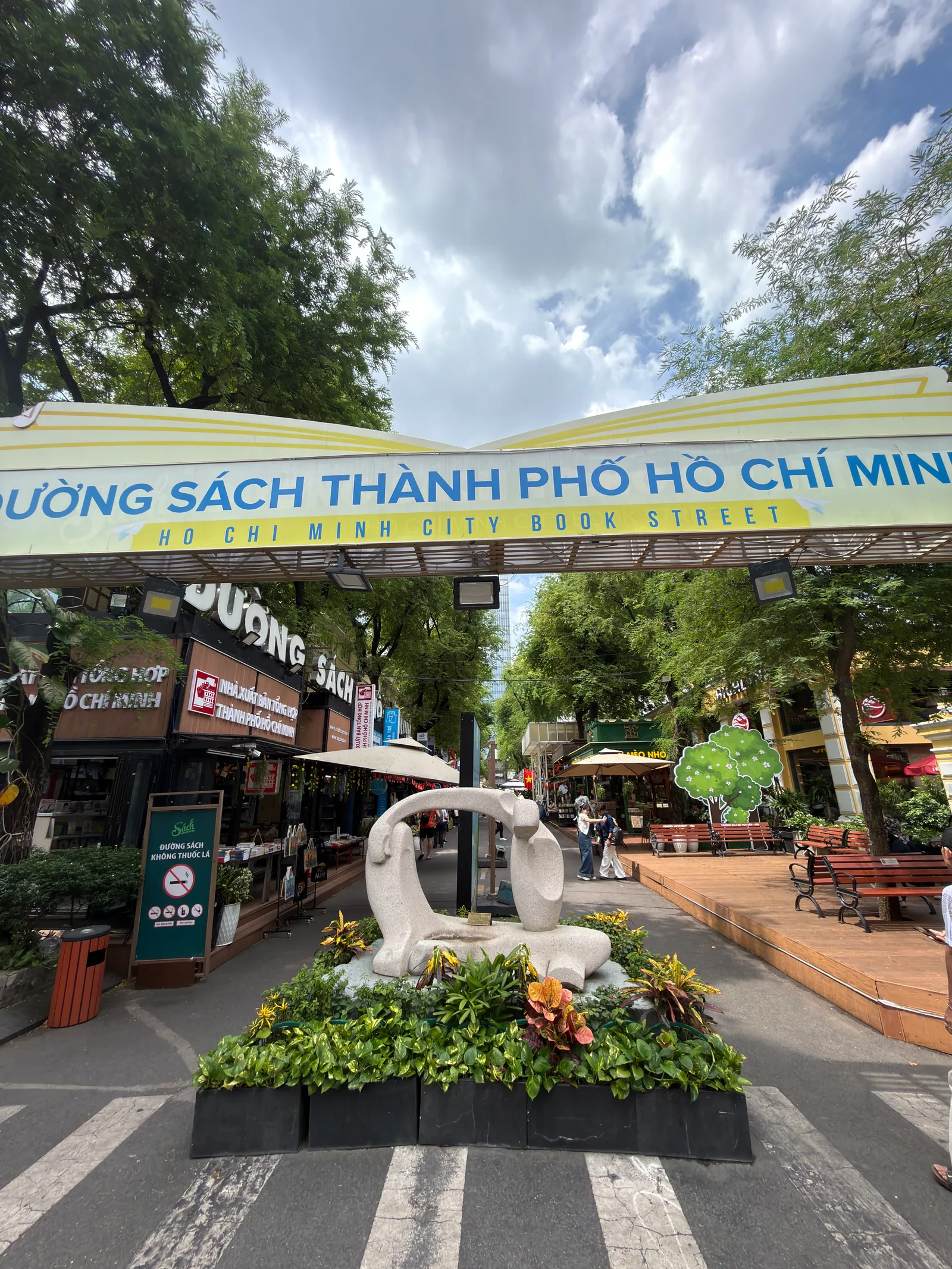 Atmosphere at Book Street Lighthouse Monument Ho Chi Minh City — travel photo