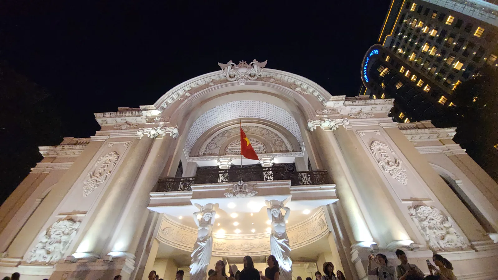 Atmosphere at Ho Chi Minh City Opera House Ho Chi Minh City — travel photo