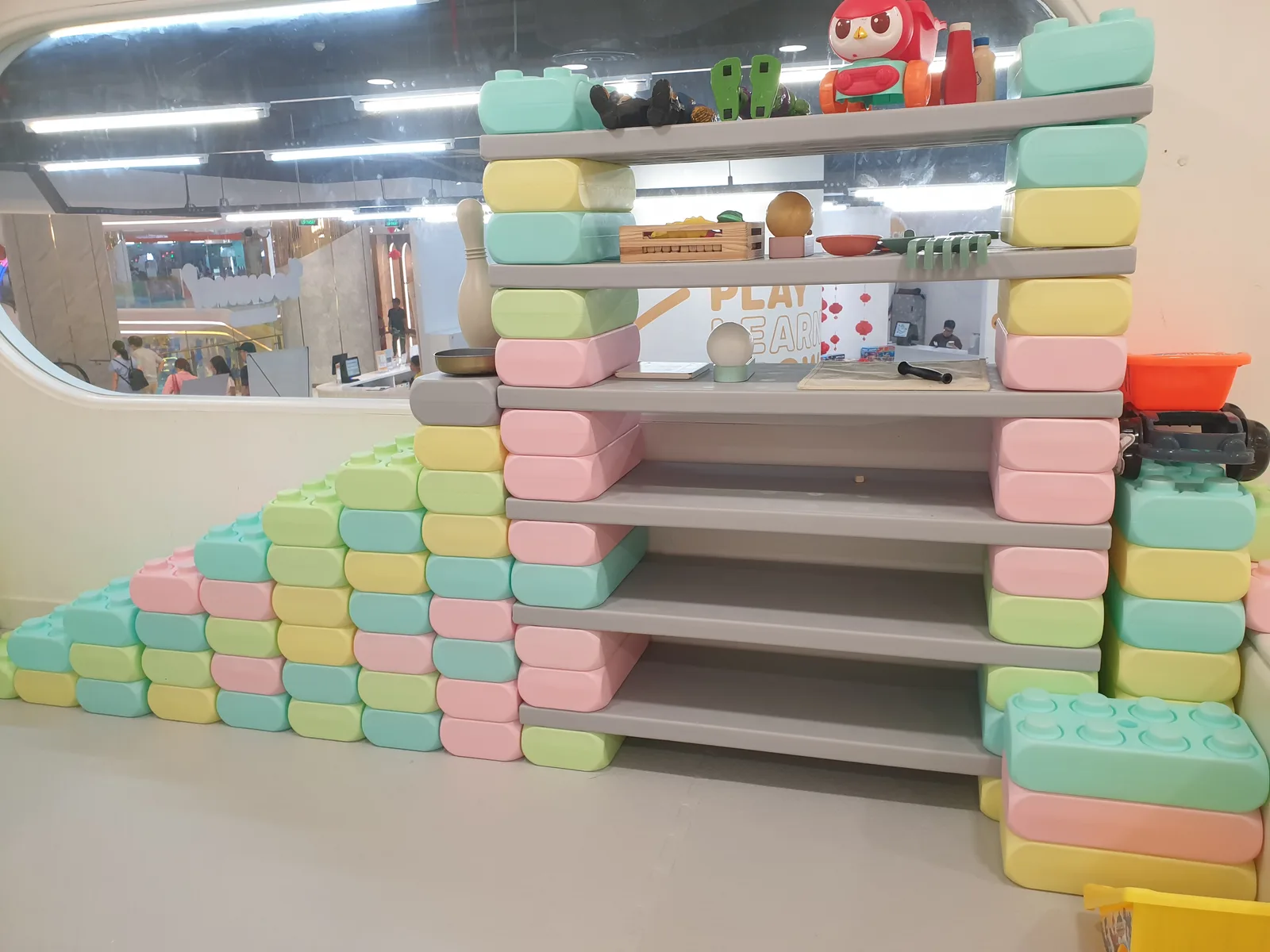 Atmosphere at Kiwooza Planet Thiso Mall Sala Ho Chi Minh City — travel photo