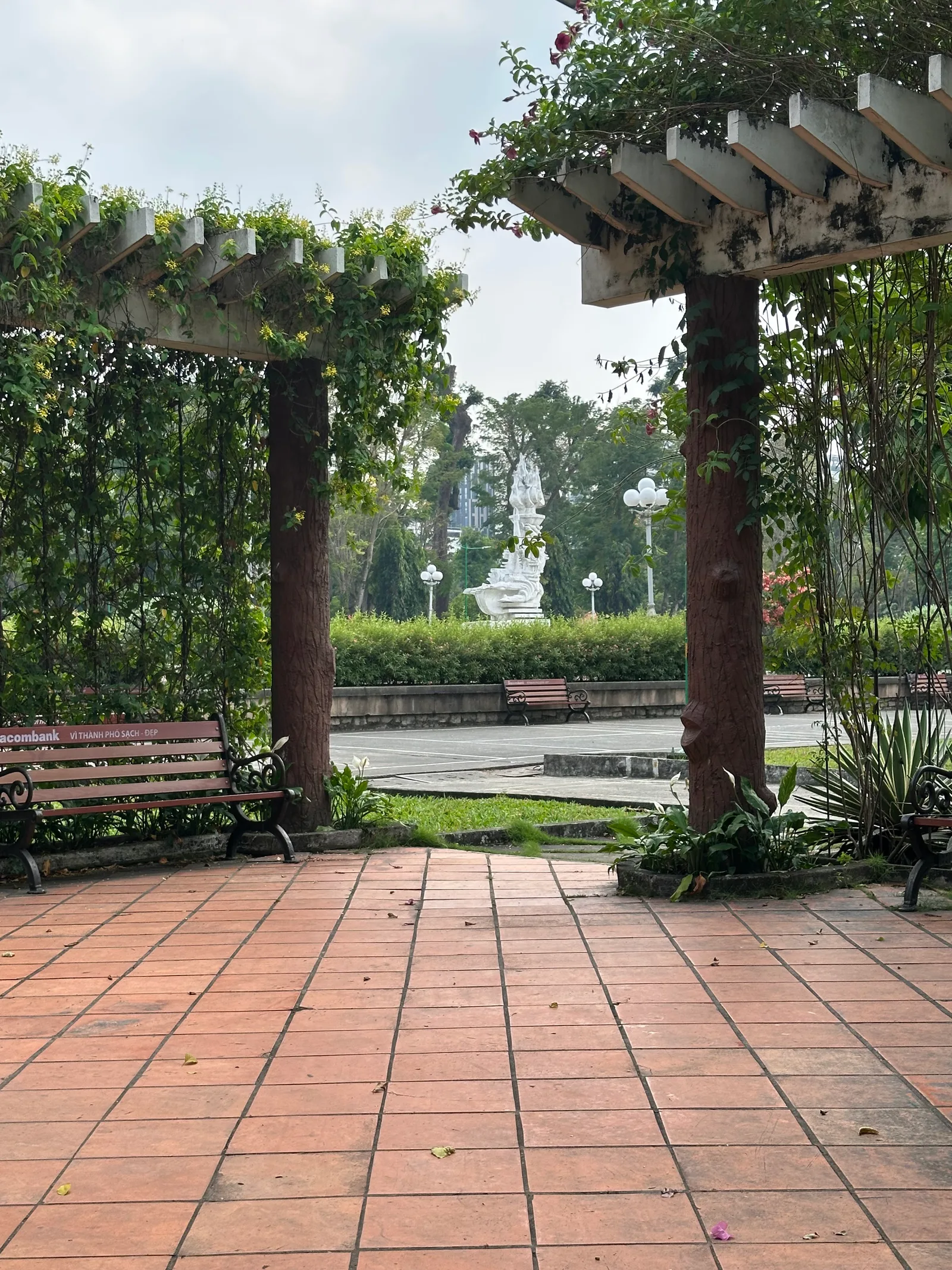 Details at Le Van Tam Park Ho Chi Minh City — travel photo