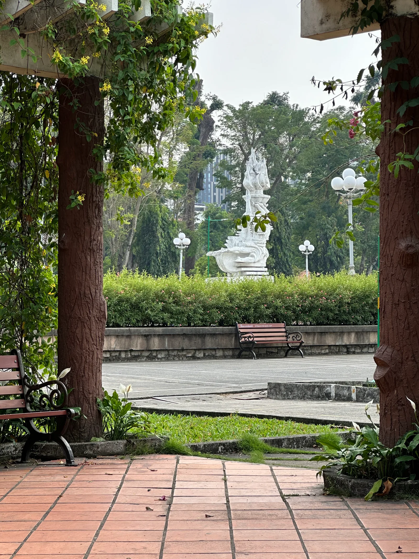 Atmosphere at Le Van Tam Park Ho Chi Minh City — travel photo