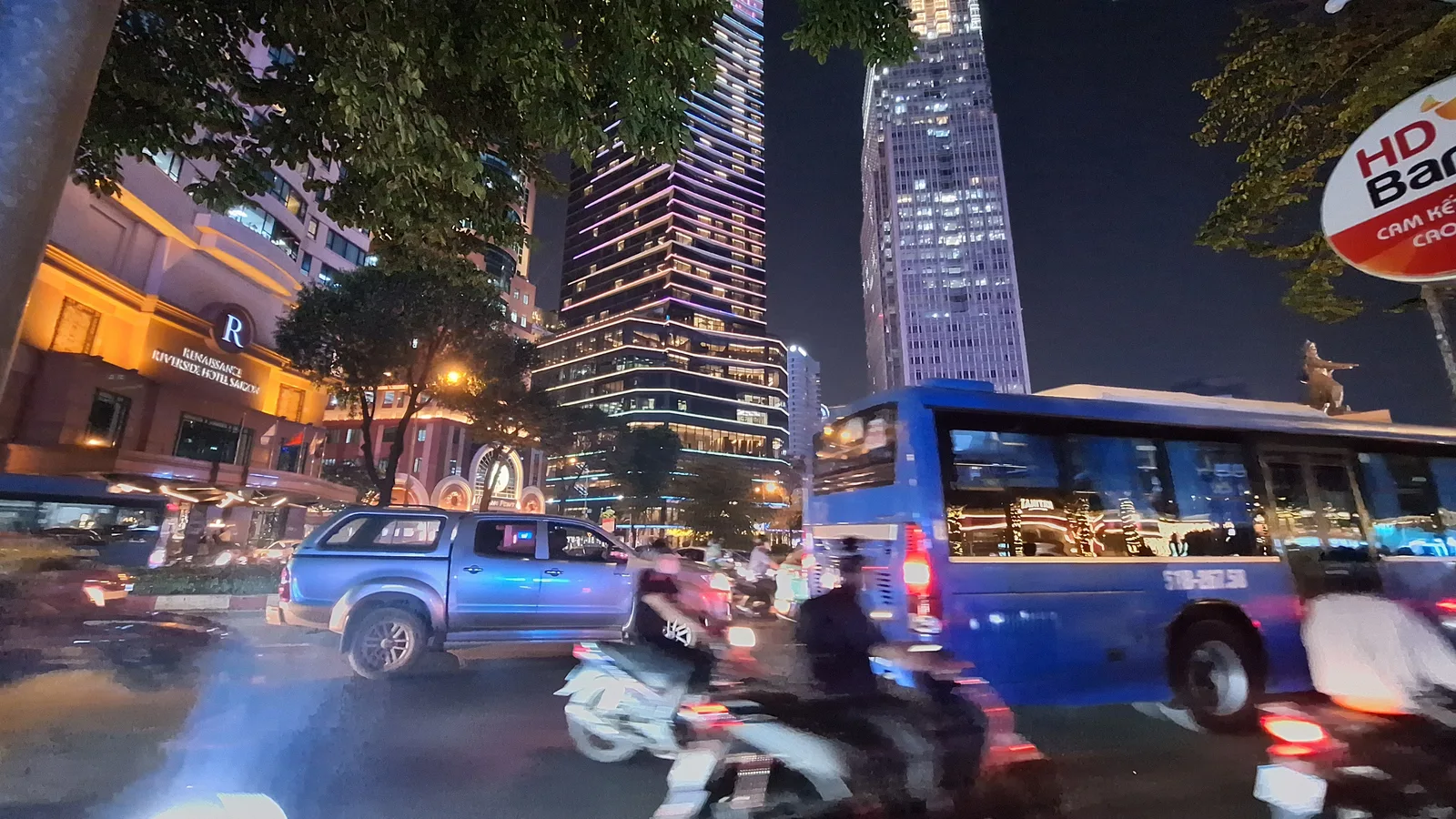 Atmosphere at Riverside Park Ho Chi Minh City — travel photo