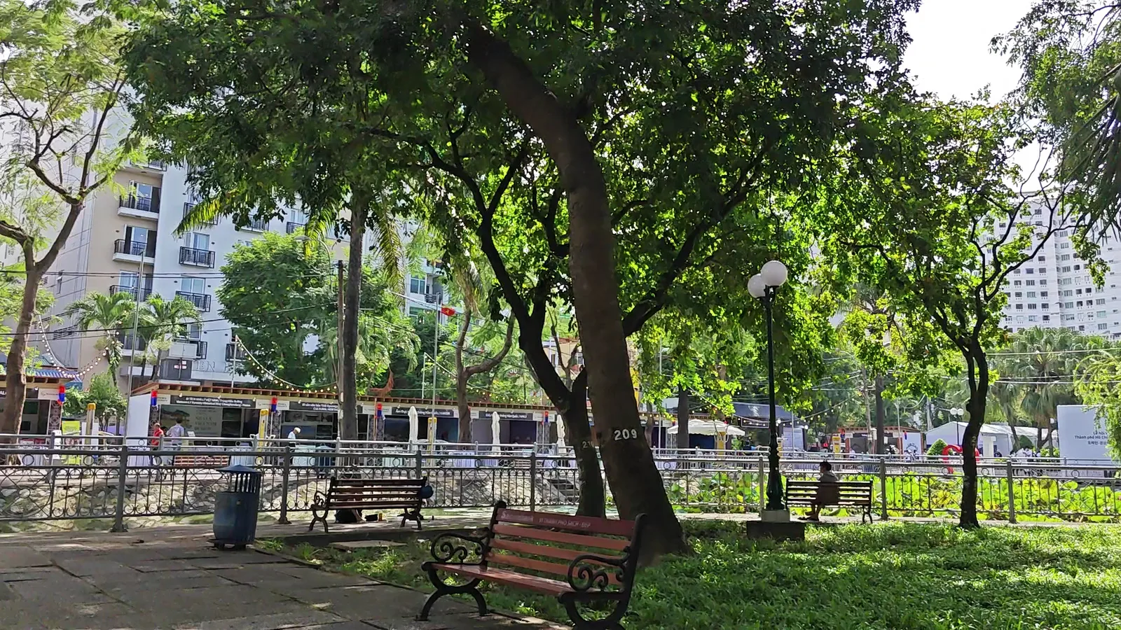 Details at Saigon Central Park Ho Chi Minh City — travel photo