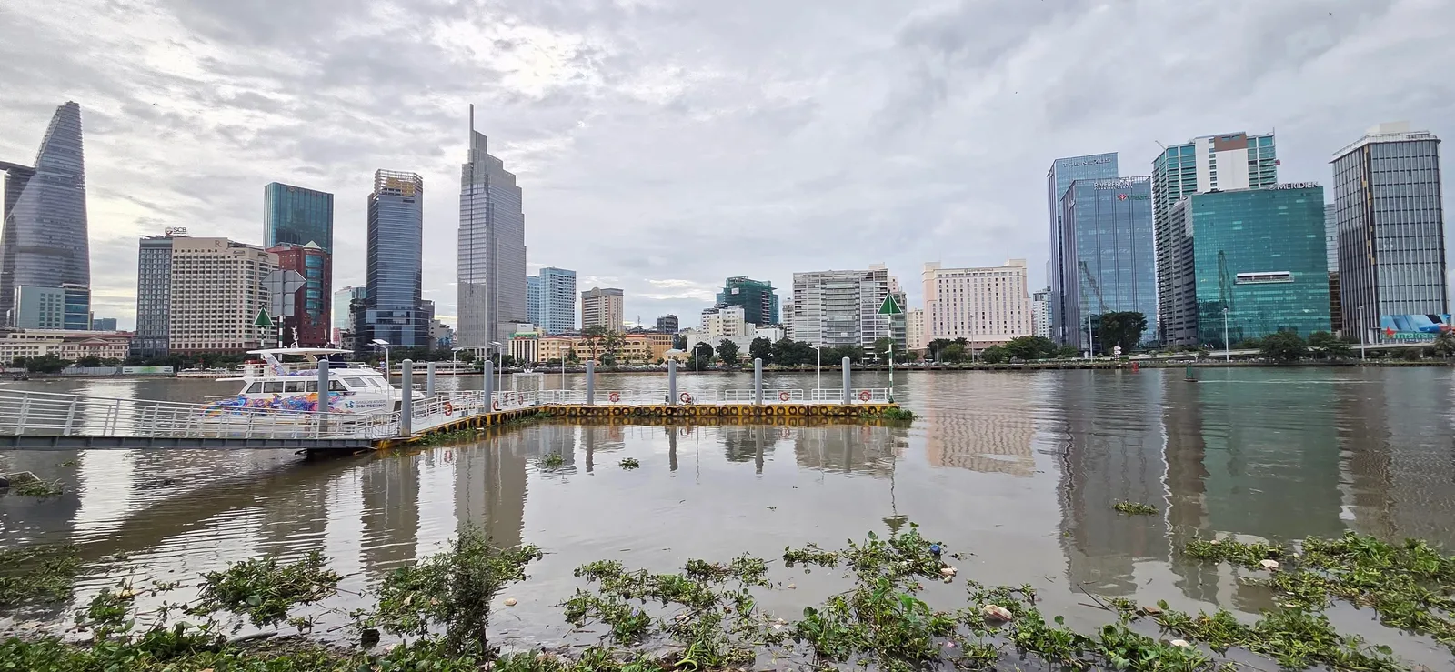 Atmosphere at Saigon Riverfront Park Ho Chi Minh City — travel photo