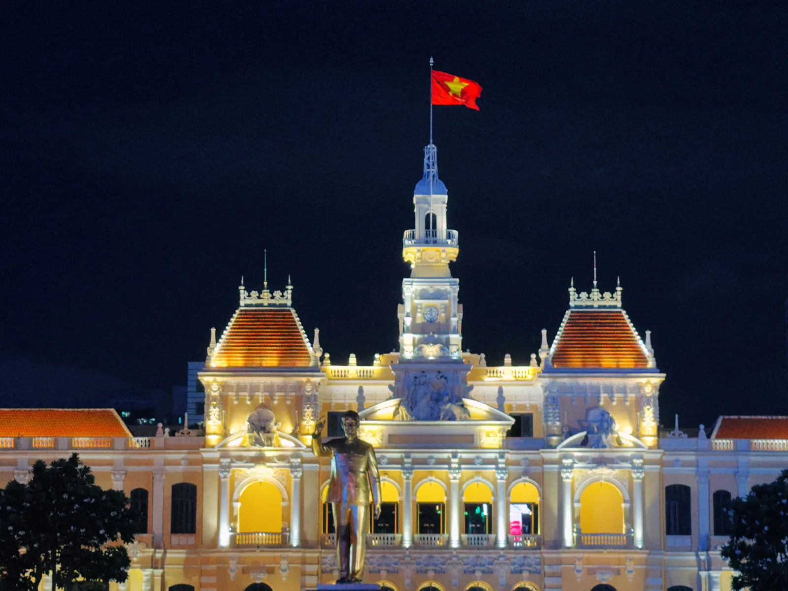 Atmosphere at Statue of Ho Chi Minh Ho Chi Minh City — travel photo