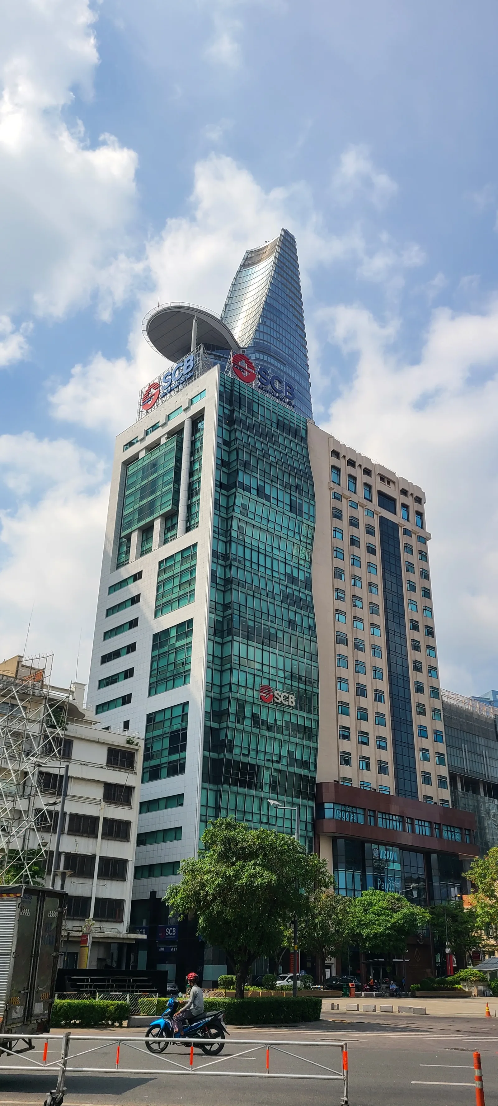 Atmosphere at Thu Ngu Flagpole Ho Chi Minh City — travel photo