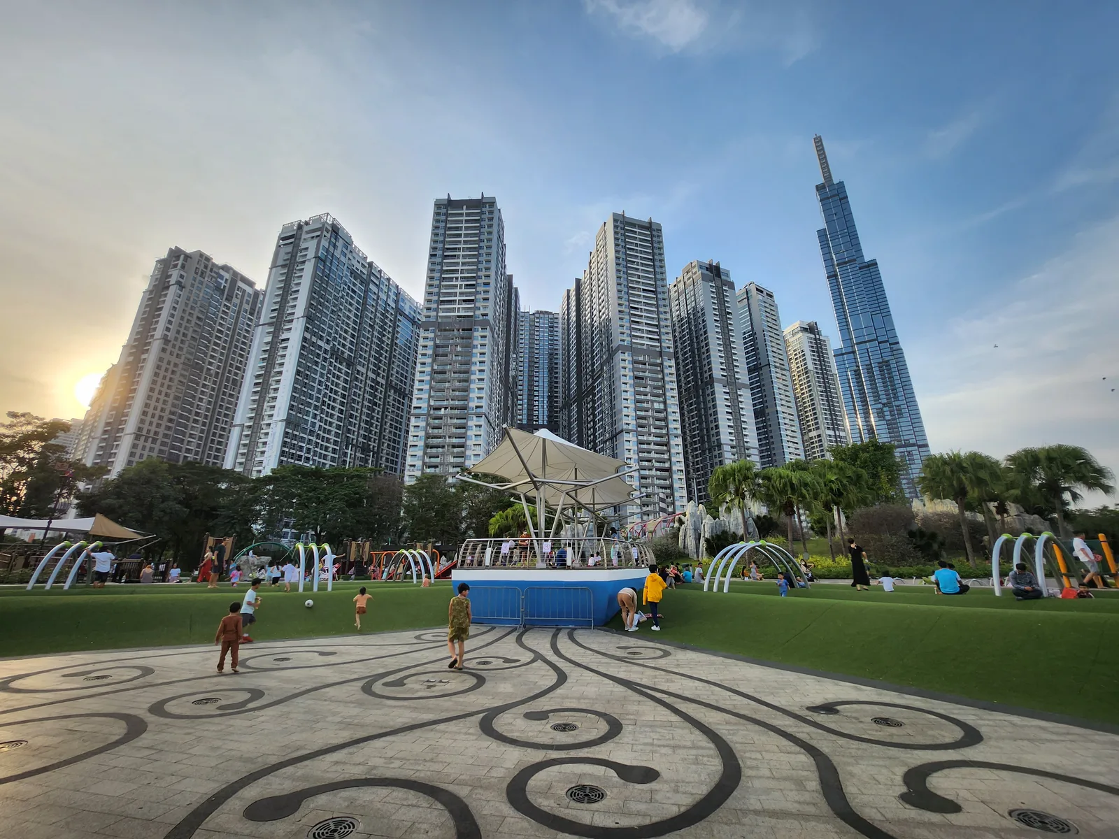 Atmosphere at Vinhomes Central Park Ho Chi Minh City — travel photo