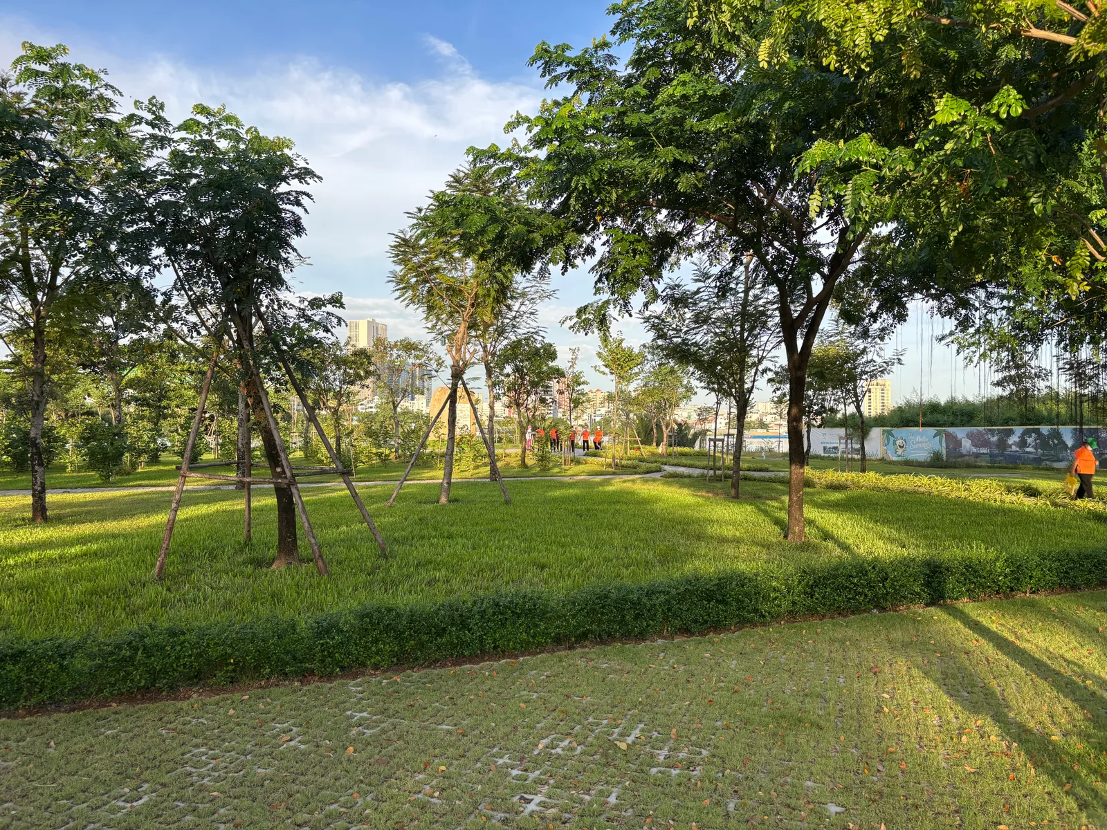 Vo Nguyen Giap Street Park — romantic guide Ho Chi Minh City
