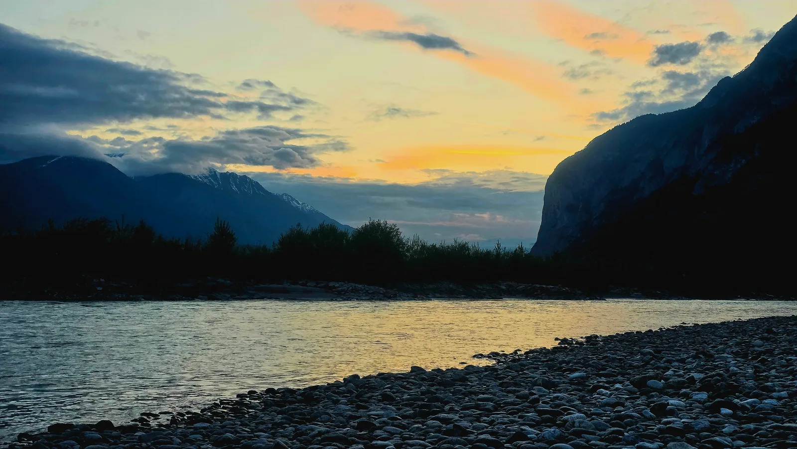Main view at Kranebitter Strand Innsbruck — travel photo