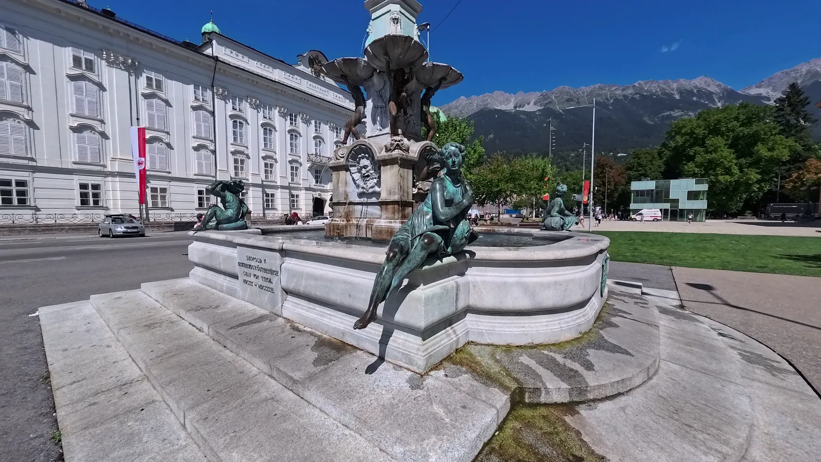 Main view at Leopold Fountain Innsbruck — travel photo