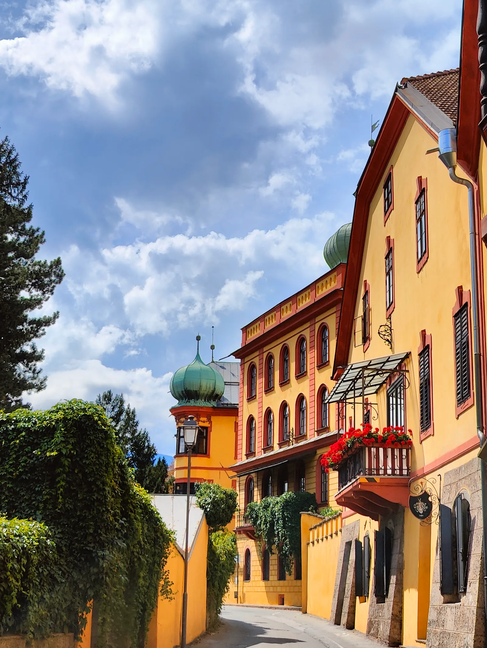 Main view at Schloss Büchsenhausen Innsbruck — travel photo