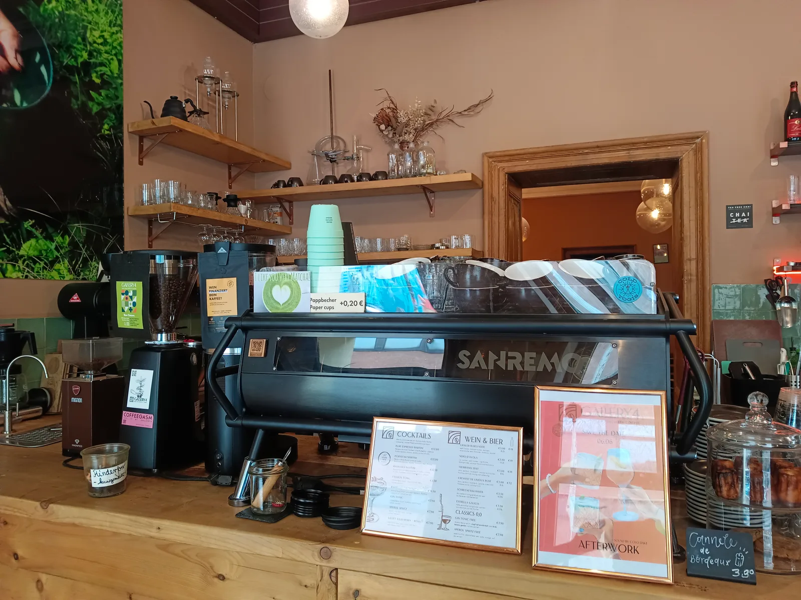 Main view at Café Gallery 4 - Specialty Coffee & Community in Köln Rathenauviertel nähe Belgisches Viertel Köln — travel photo