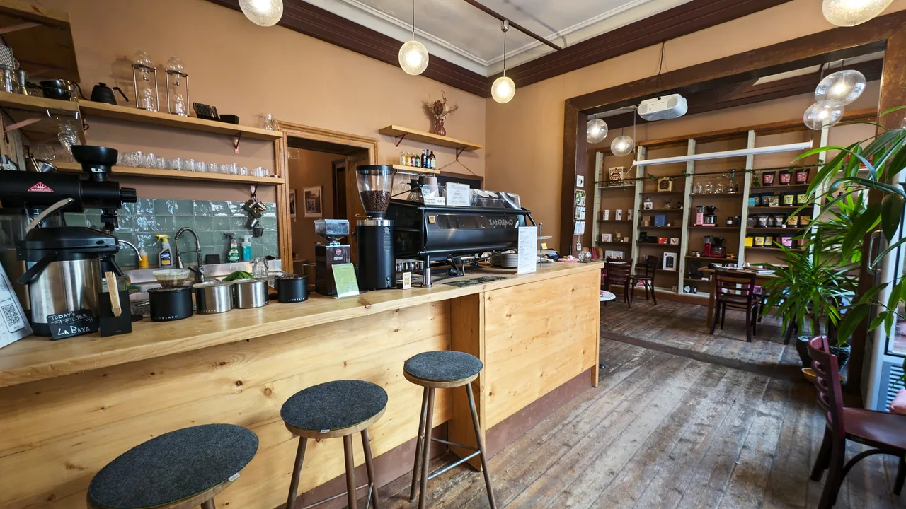 Café Gallery 4 - Specialty Coffee & Community in Köln Rathenauviertel nähe Belgisches Viertel — rainy day guide Köln
