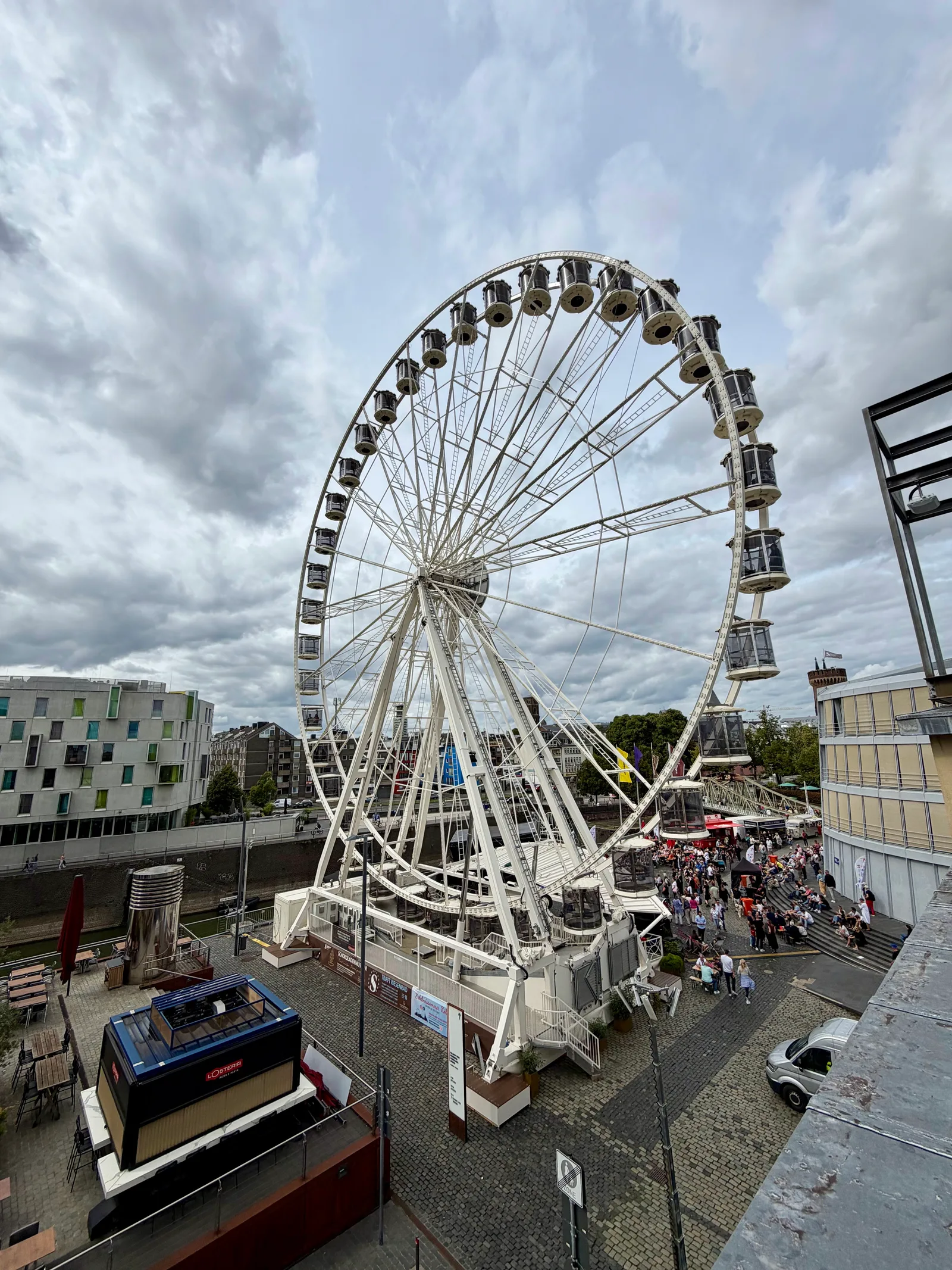 Main view at Das Kölner Riesenrad am Schokoladenmuseum Köln — travel photo