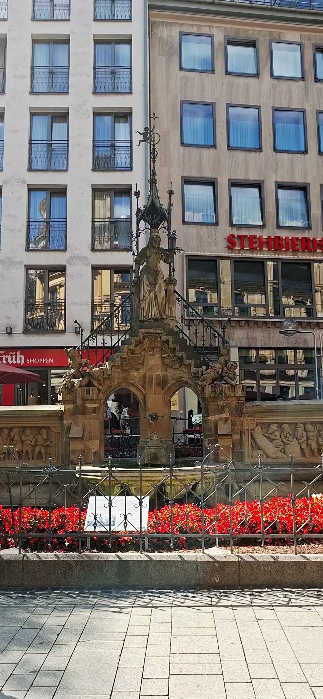 Main view at Heinzelmännchenbrunnen Köln — travel photo