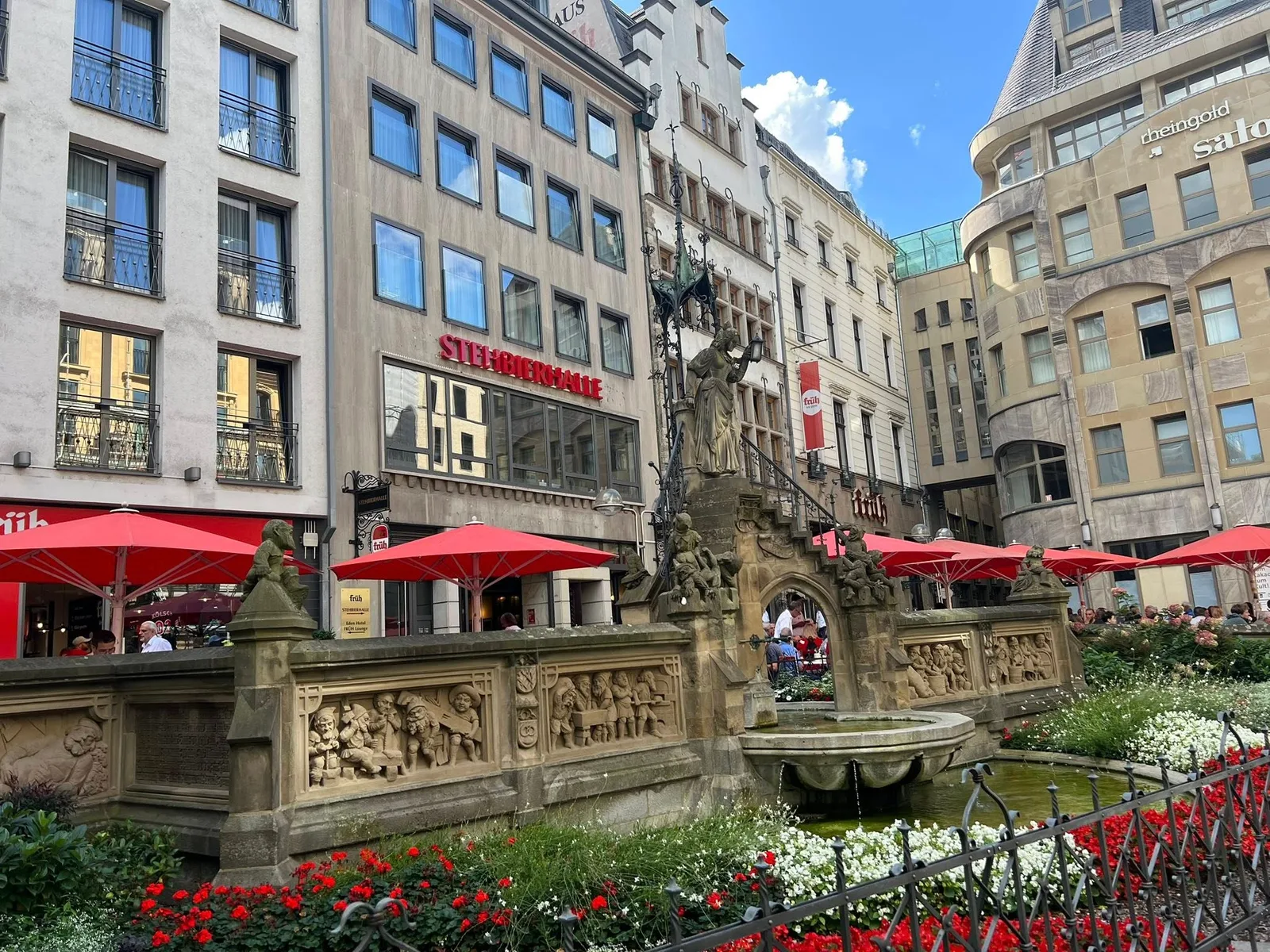 Atmosphere at Heinzelmännchenbrunnen Köln — travel photo