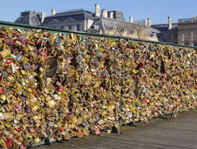 Details at Hohenzollern Bridge Köln — travel photo