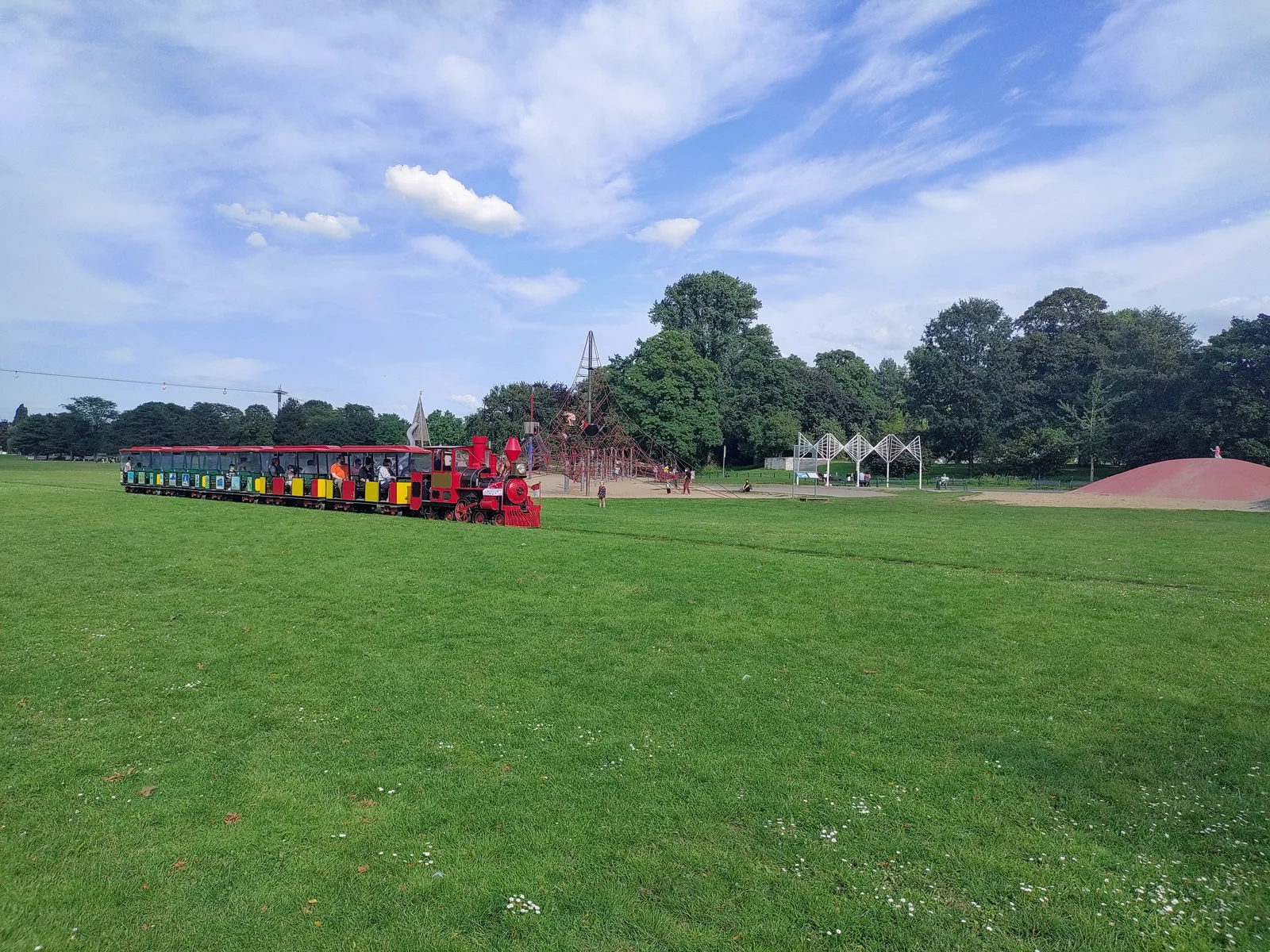 Main view at Spielplatz im Rheinpark Köln — travel photo