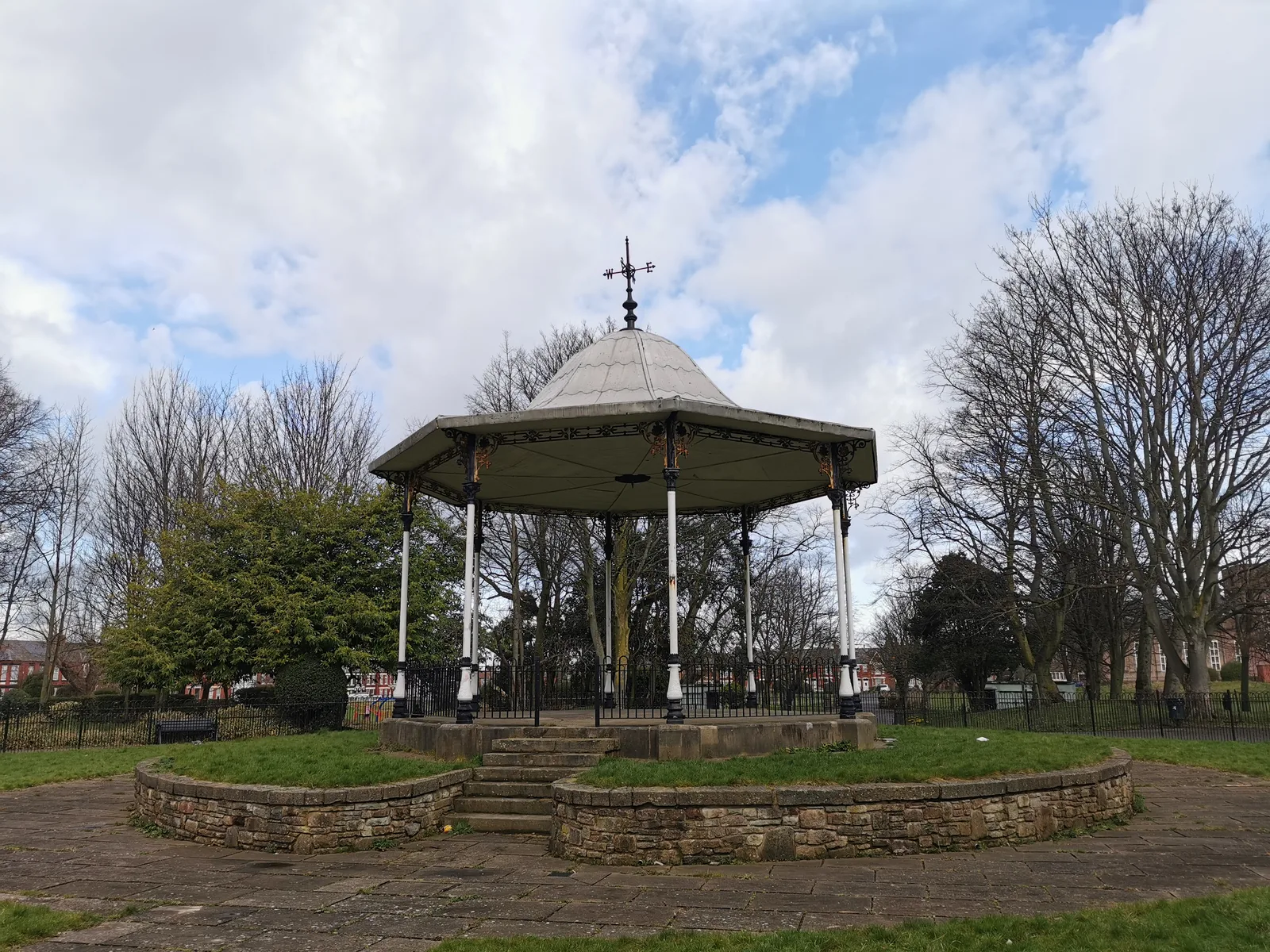 Atmosphere at Derby Park Liverpool — travel photo