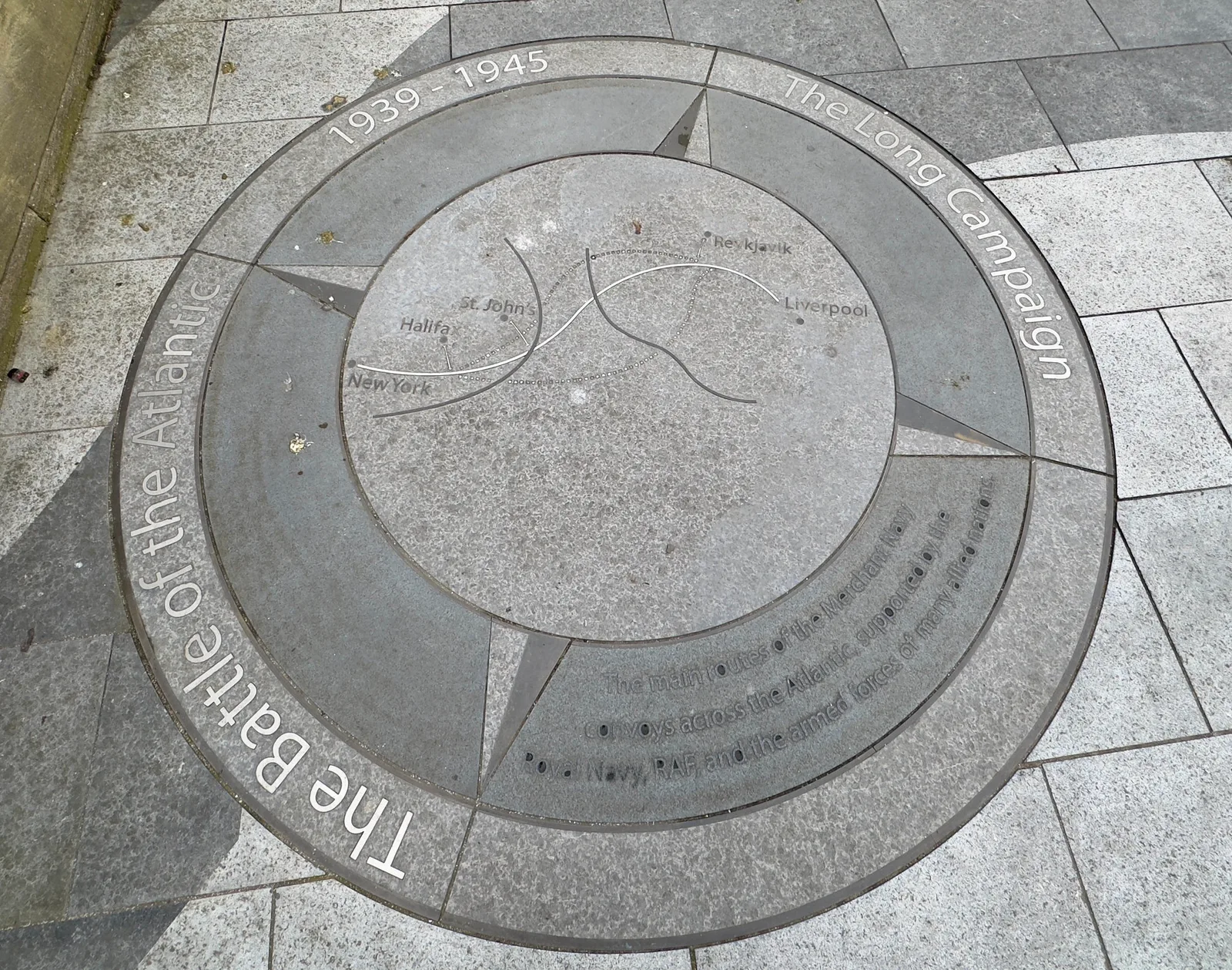 Atmosphere at Our Lady and St Nicholas Church Garden Liverpool — travel photo