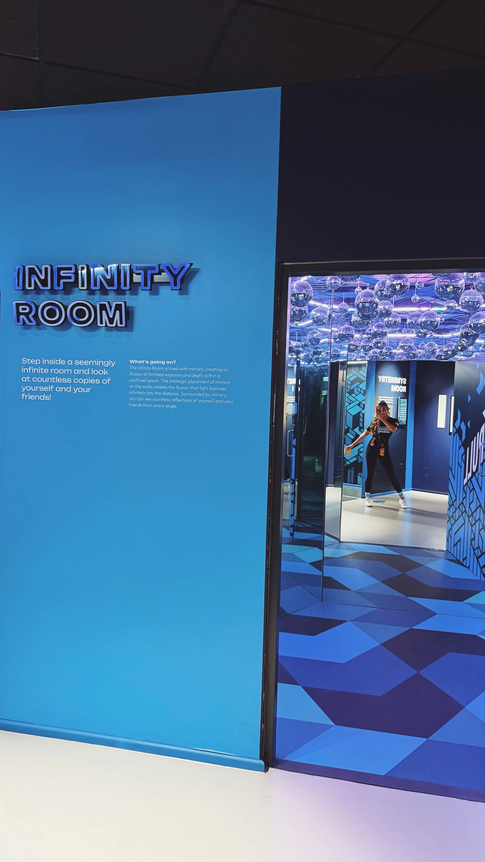 Atmosphere at Museum of Illusions London — travel photo