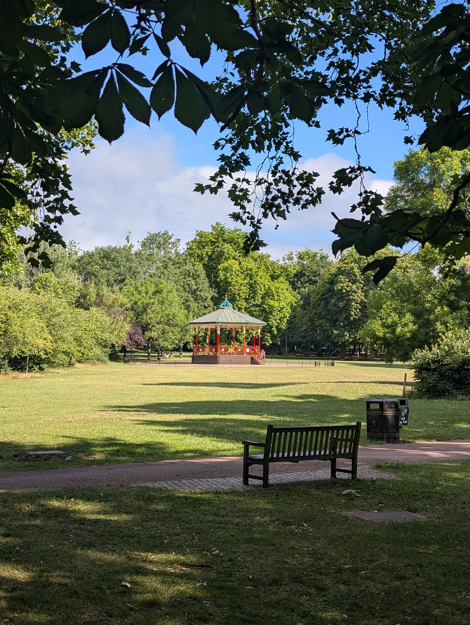 Atmosphere at Queen's Park London — travel photo
