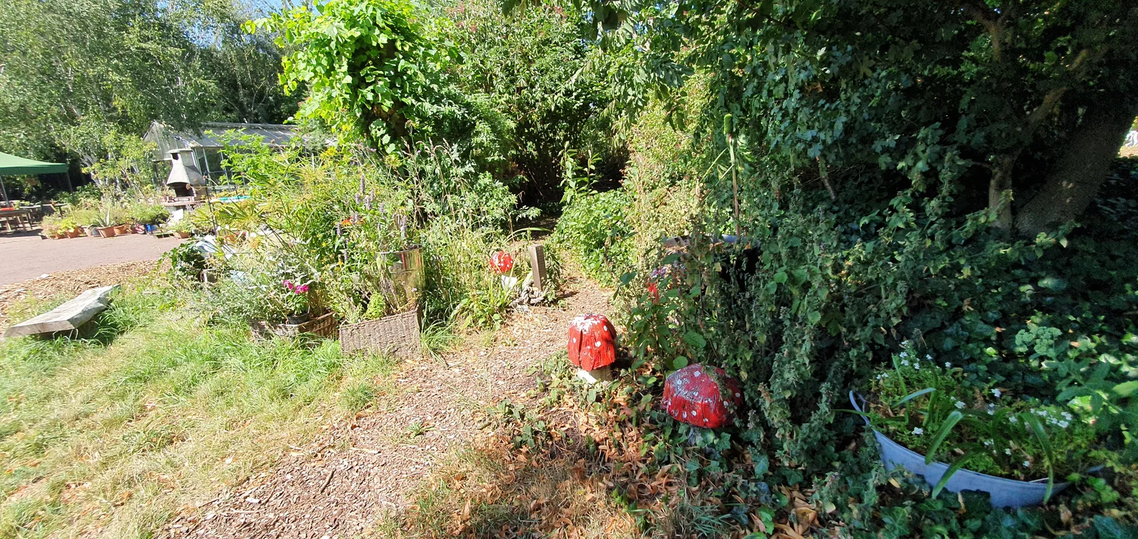 Atmosphere at St Mary's Secret Garden, Hoxton London — travel photo
