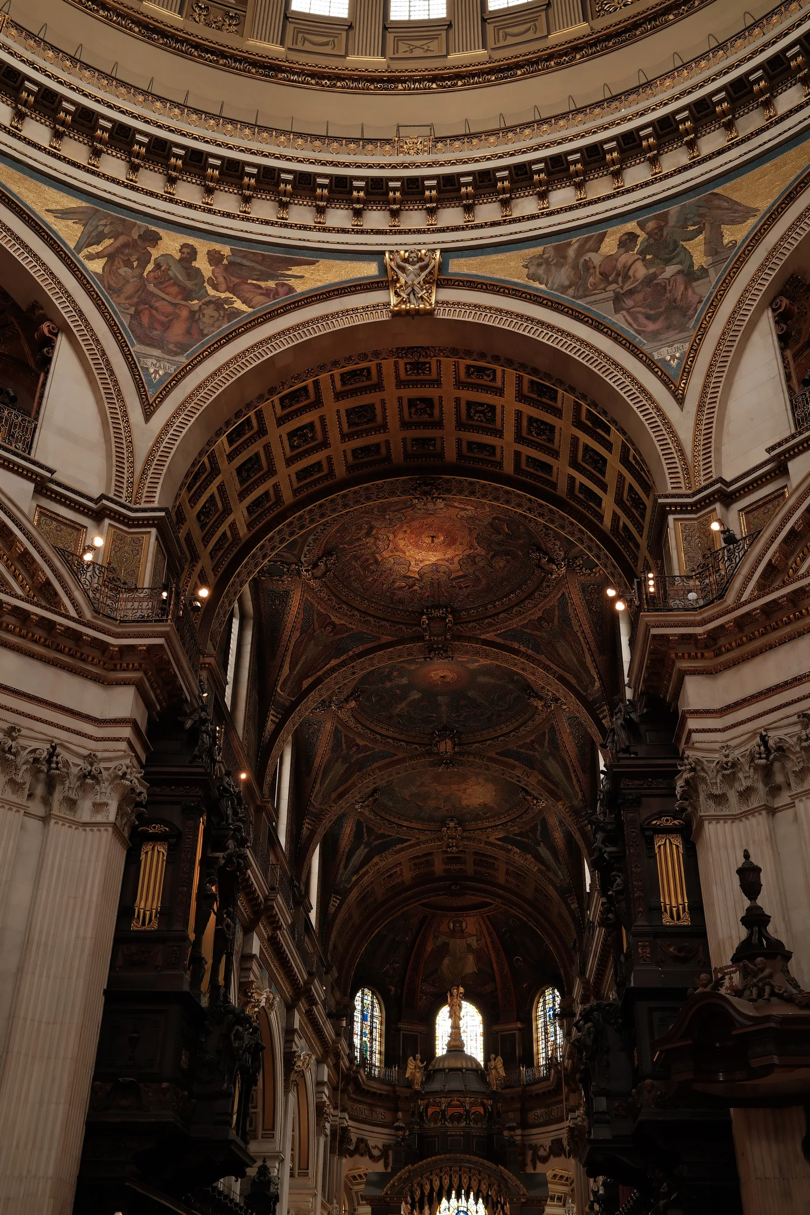 Atmosphere at St. Paul's Cathedral London — travel photo