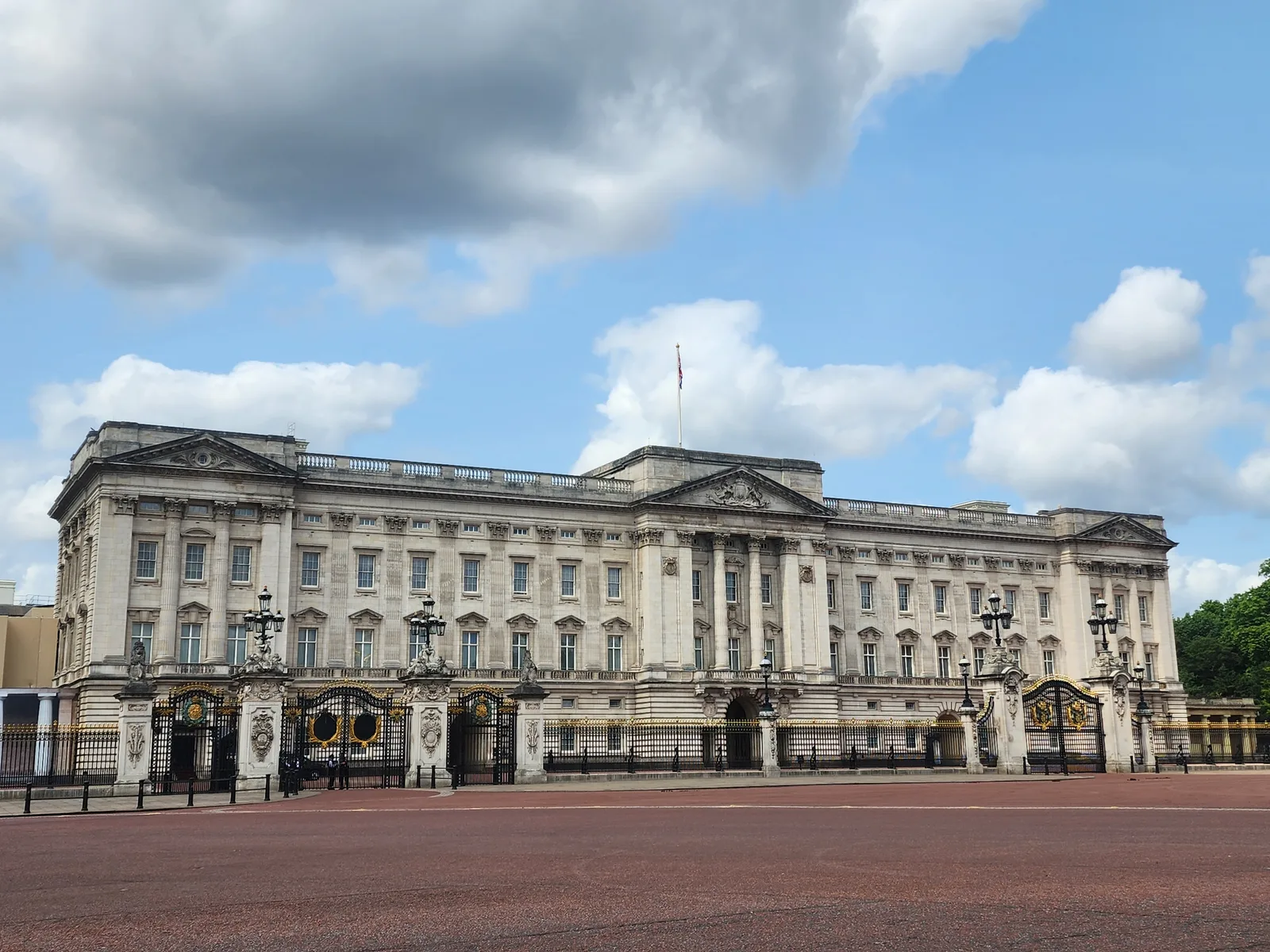 Atmosphere at The King's Gallery, Buckingham Palace London — travel photo