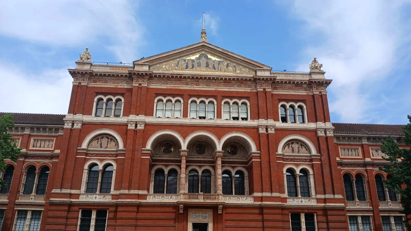 Atmosphere at Victoria and Albert Museum London — travel photo