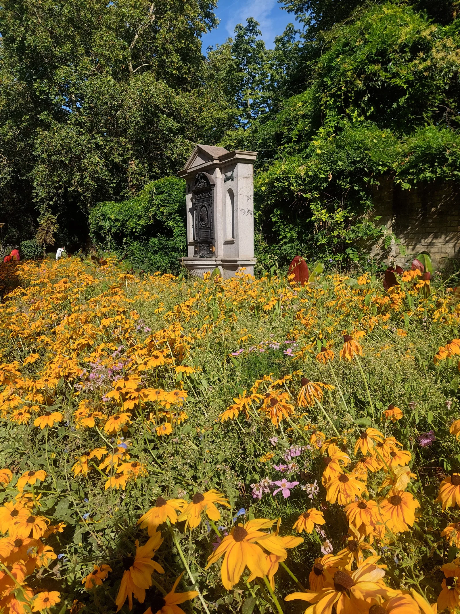 Main view at Victoria Embankment Gardens London — travel photo
