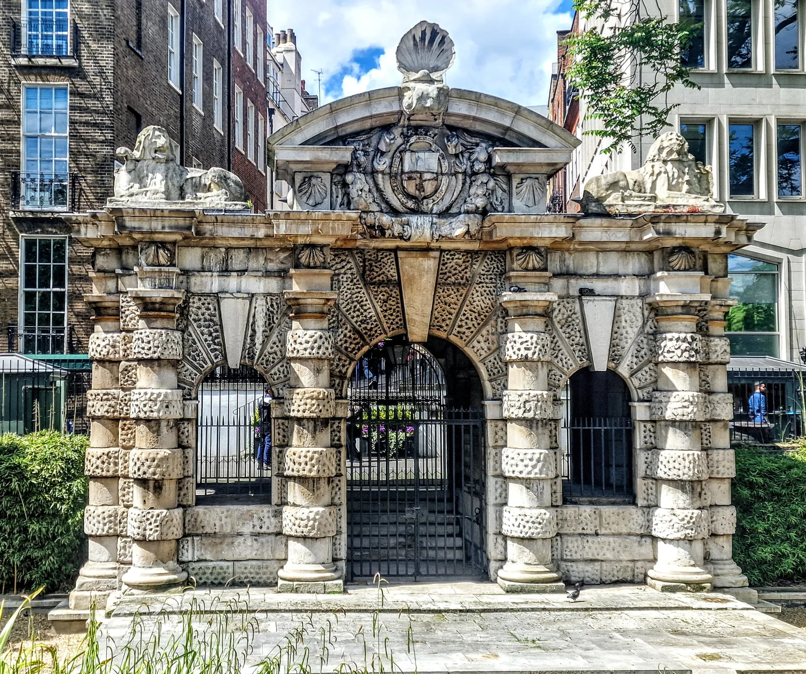 Details at Victoria Embankment Gardens London — travel photo