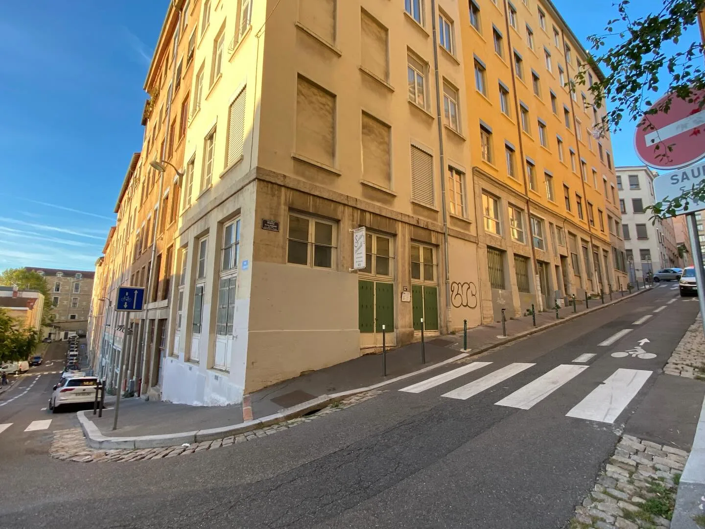 Main view at Atelier Municipal de Tissage: Municipal Weaving Workshop Lyon — travel photo