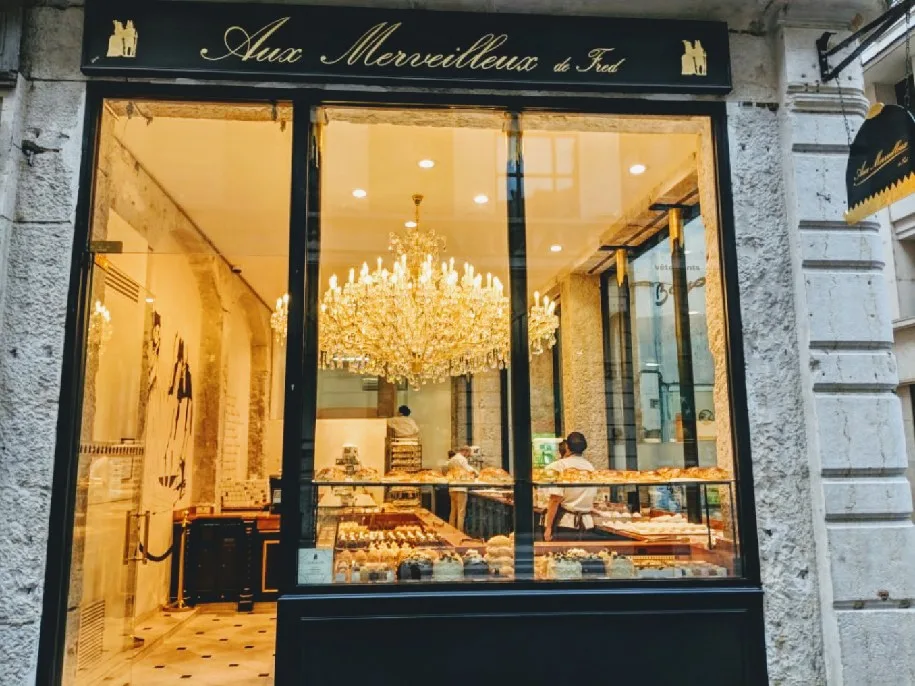 Atmosphere at Aux Merveilleux De Fred Lyon — travel photo