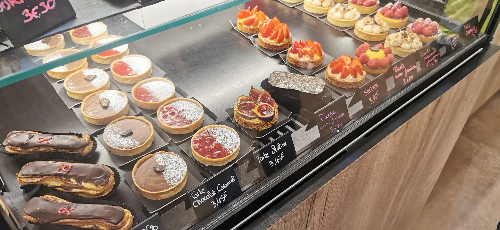 Atmosphere at Boulangerie L'Artisan (Maison Dumollard) Lyon — travel photo