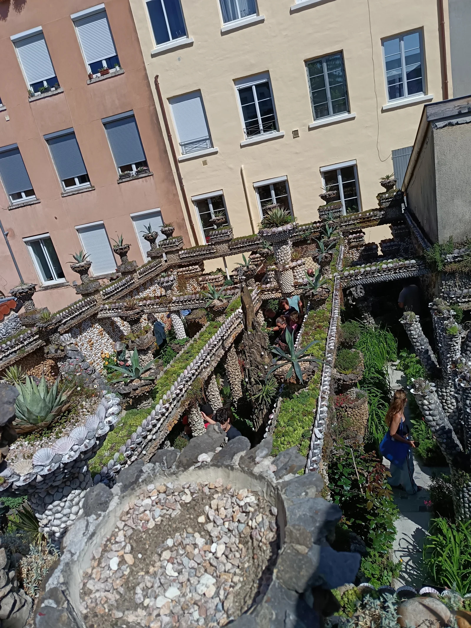 Main view at Jardin Rosa Mir Lyon — travel photo