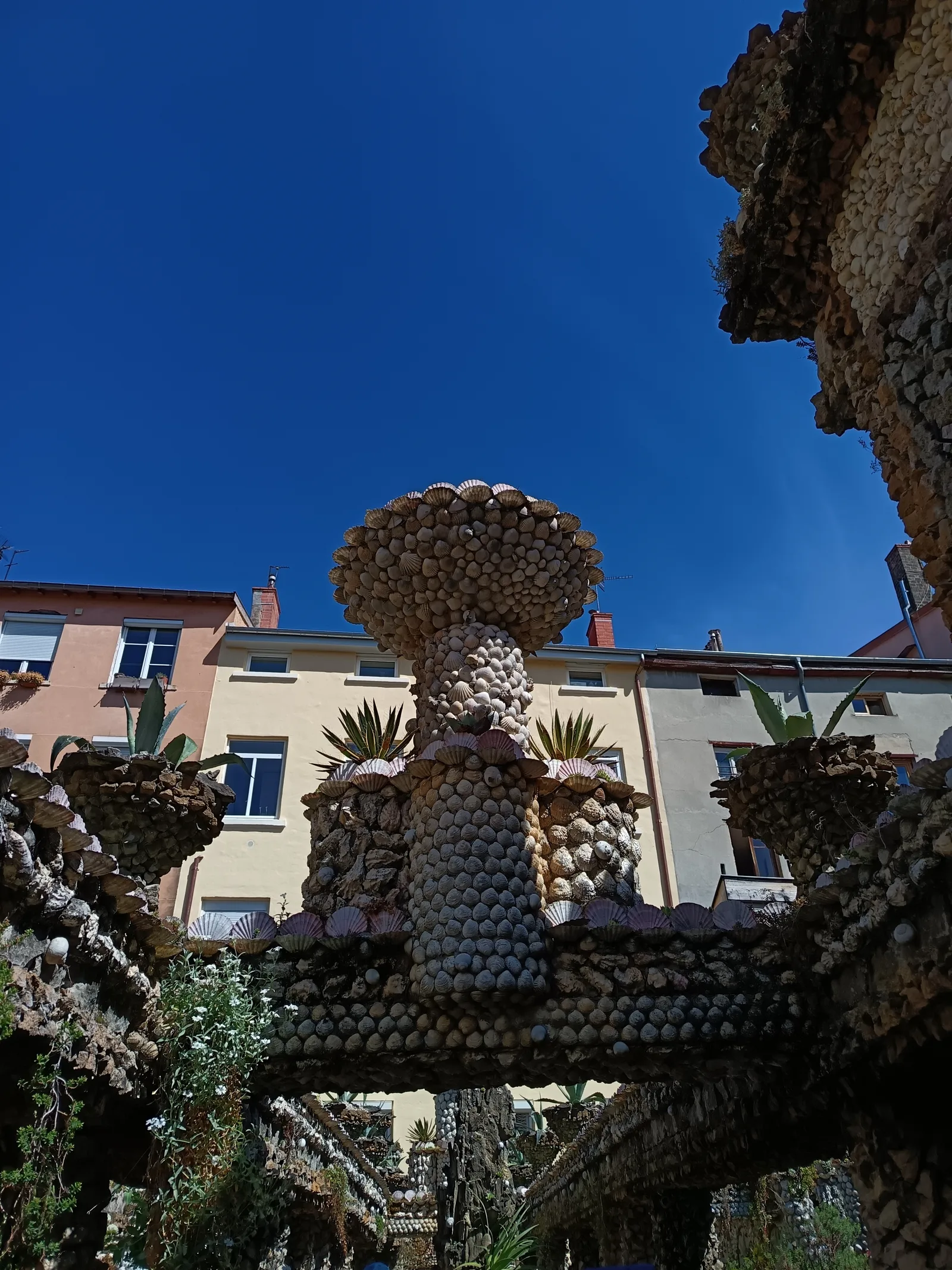 Atmosphere at Jardin Rosa Mir Lyon — travel photo