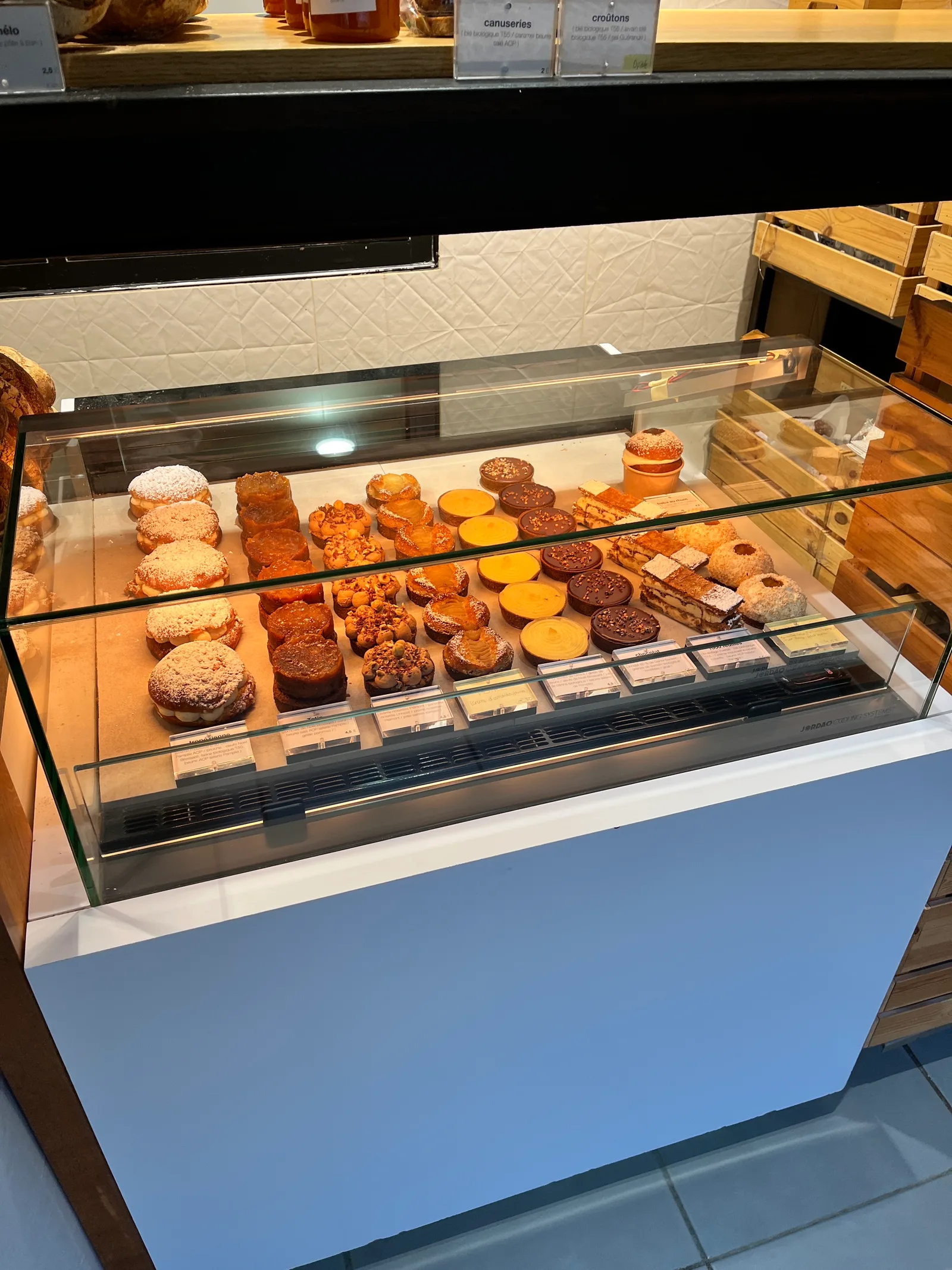 Atmosphere at partisan boulanger Lyon — travel photo