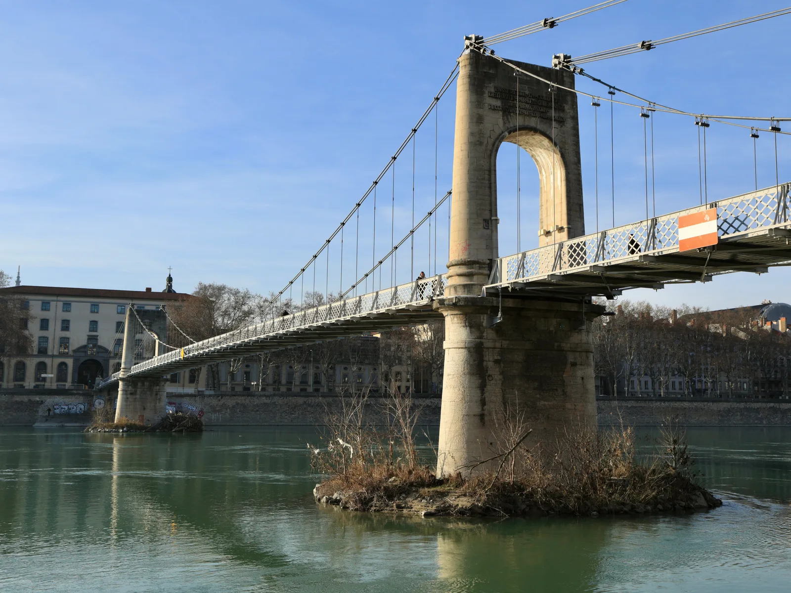 Passerelle du Collège - Famille Péju