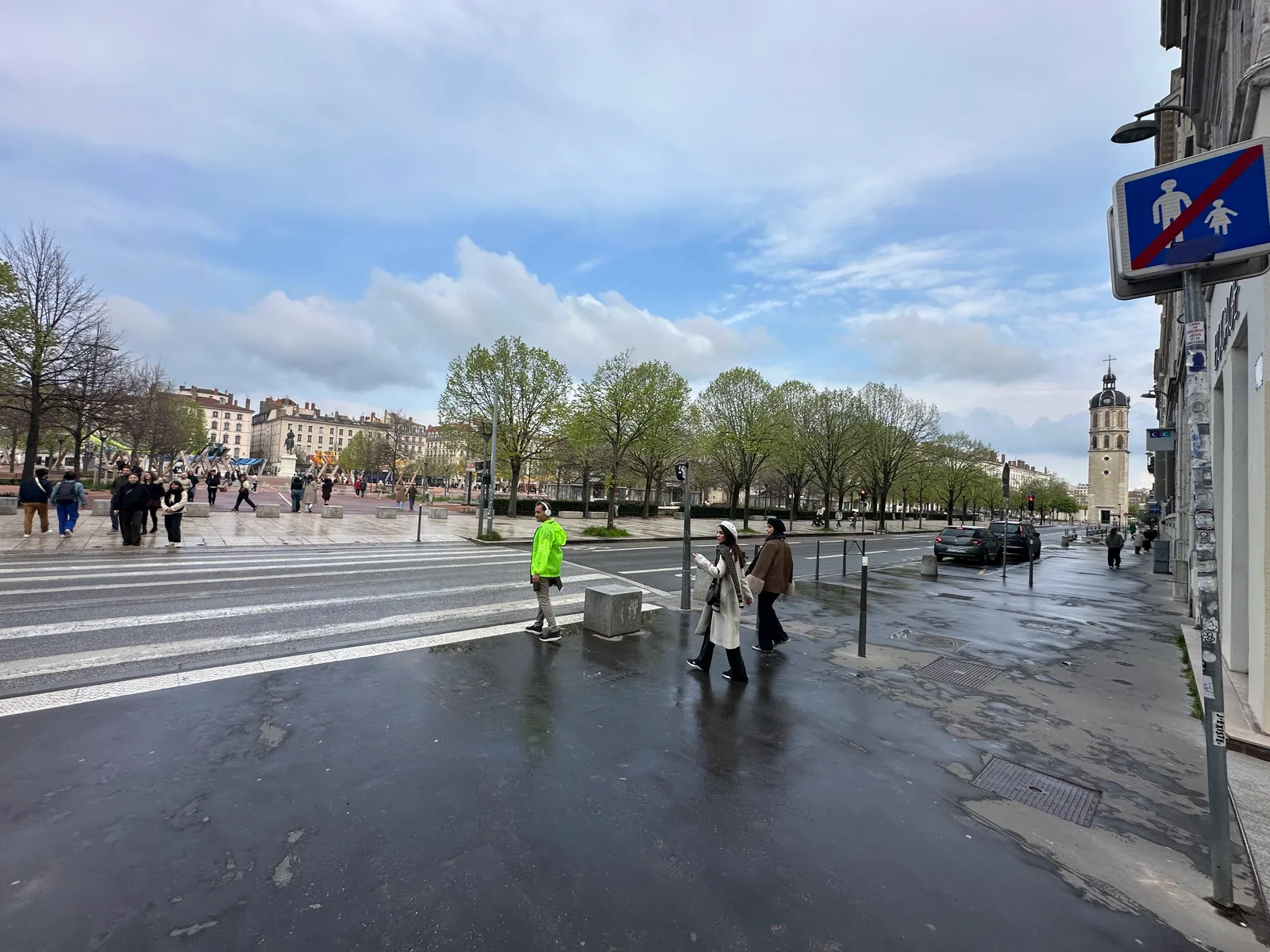 Atmosphere at Place Bellecour Lyon — travel photo