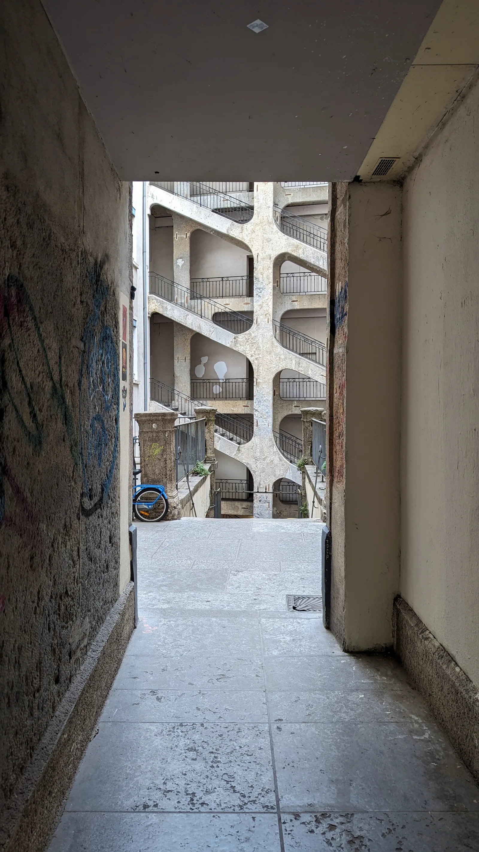 Details at Traboule et Cour des Voraces Lyon — travel photo