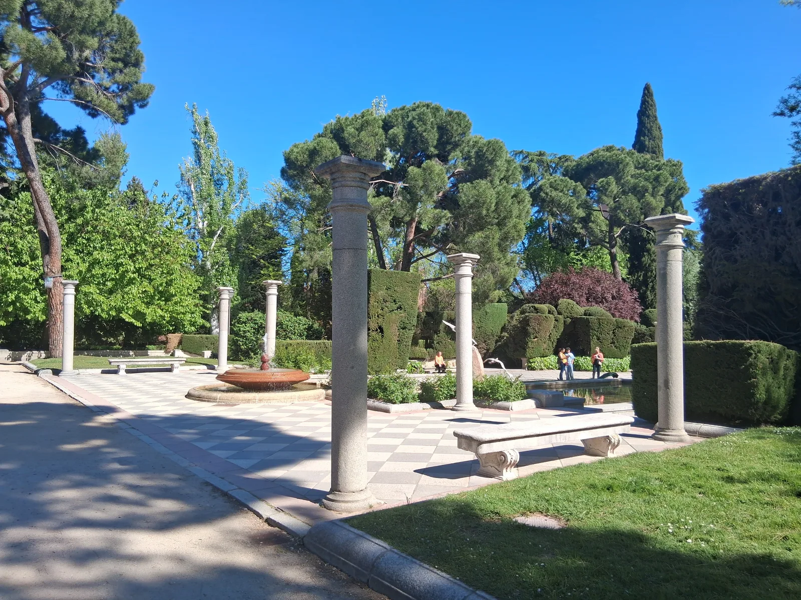 Atmosphere at Cecilio Rodríguez Garden Madrid — travel photo