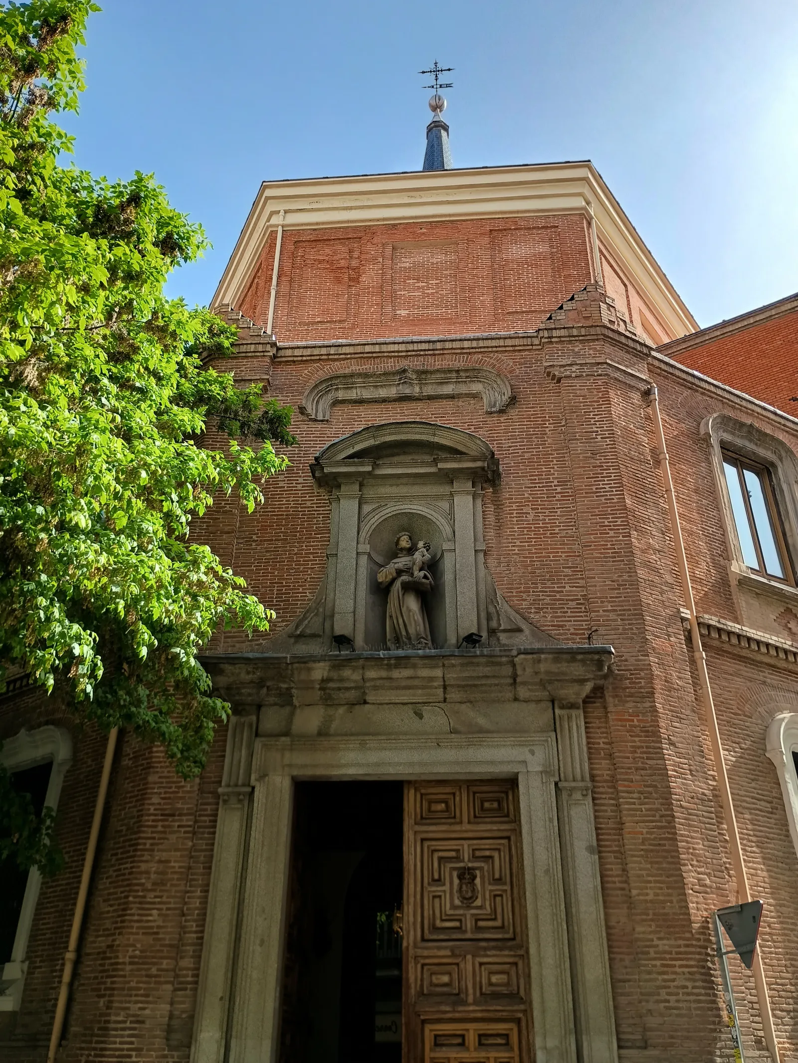 Details at Church of Saint Anthony of the German Madrid — travel photo