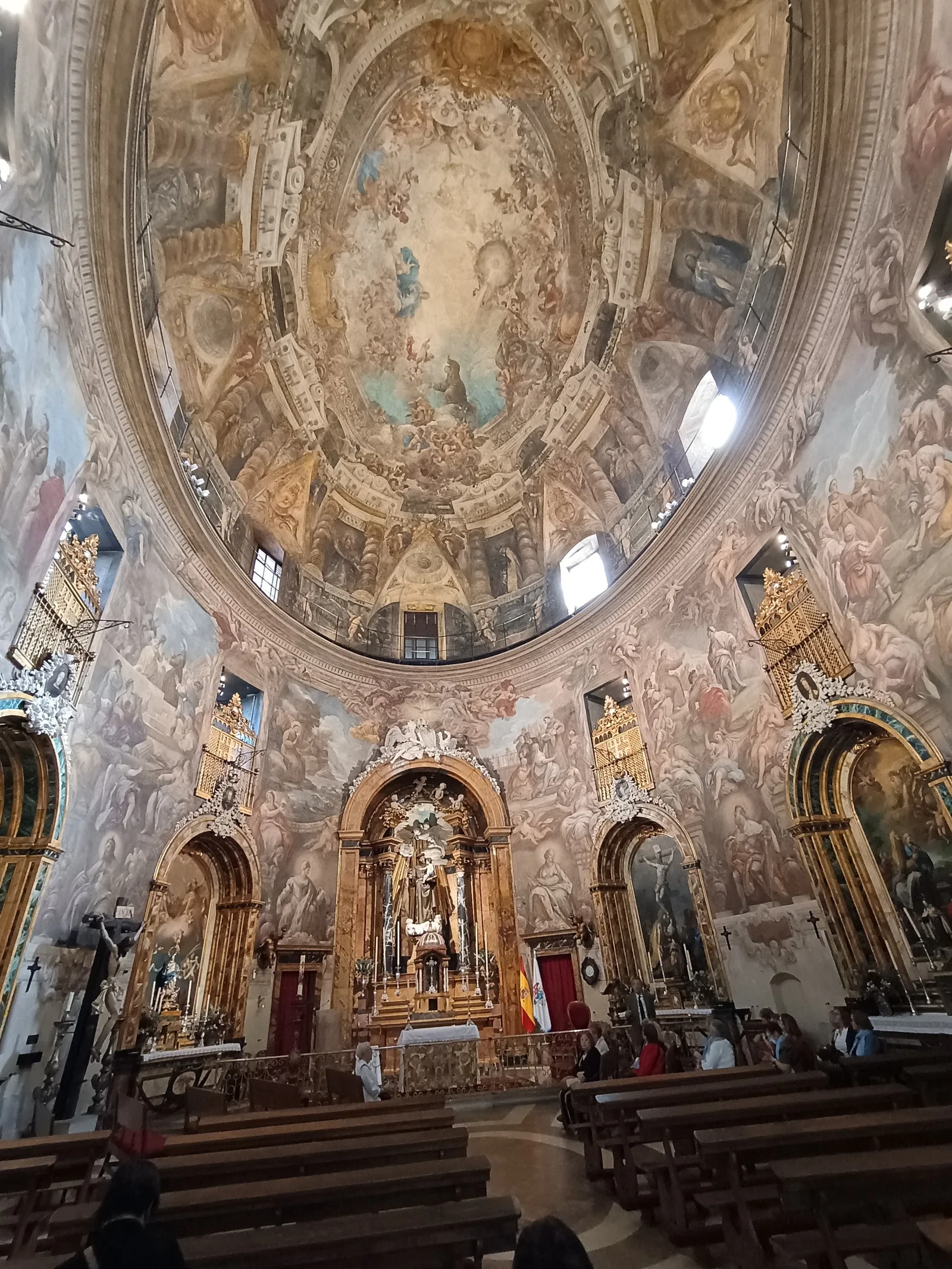Atmosphere at Church of Saint Anthony of the German Madrid — travel photo